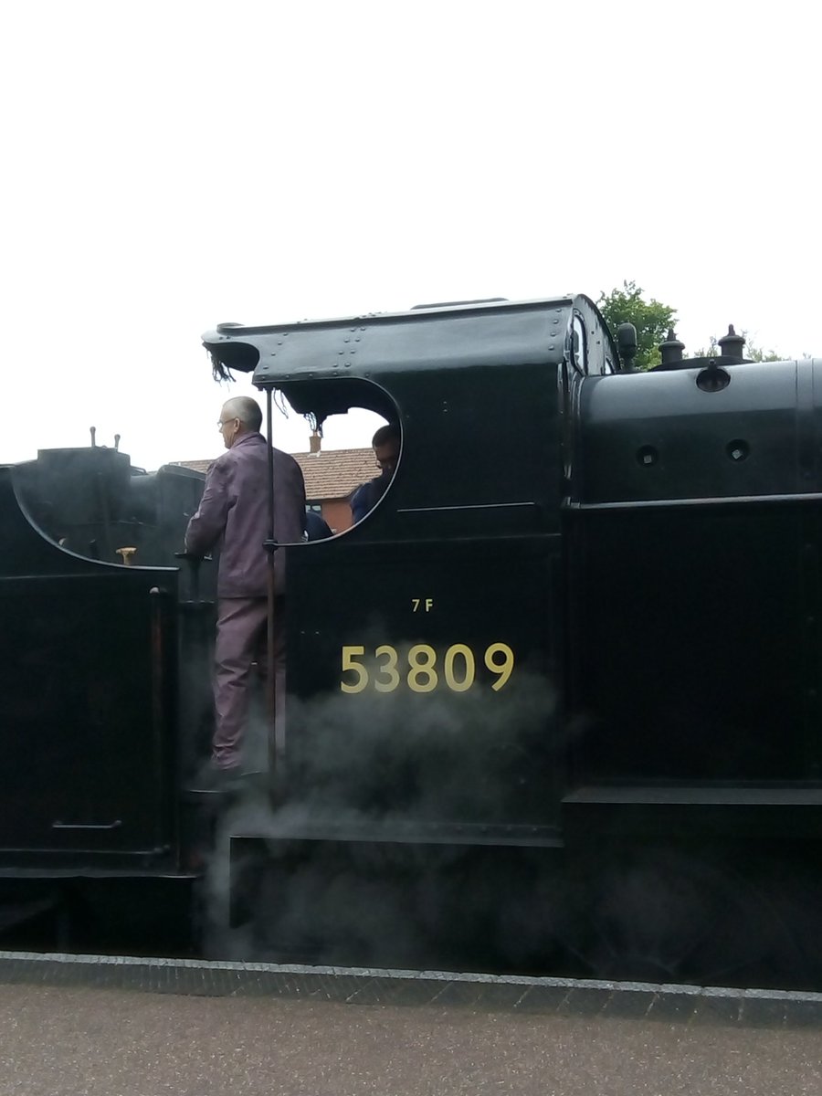 beachcomberkate's tweet photo. Decided to abandon #weekendworries and went to chat to an engine driver instead.
#trains #Norfolk https://t.co/d0skhVttxH
