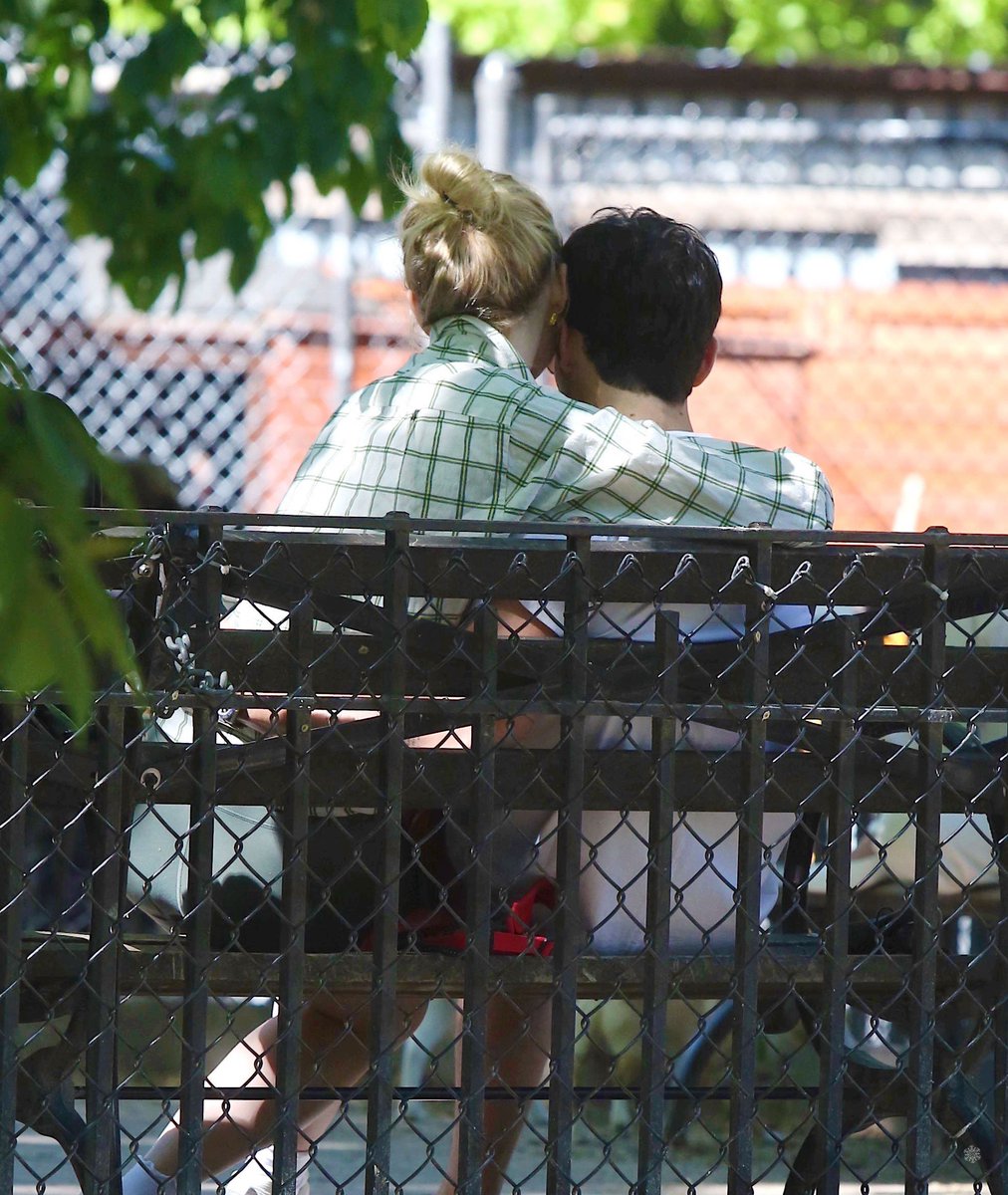 [2019.03.18]

โซฟีและหนุ่มโจในนิวยอร์กค่ะ หวานกันได้ทุกวันเลยจริงๆคู่นี้ #SophieTurner #JoeJonas