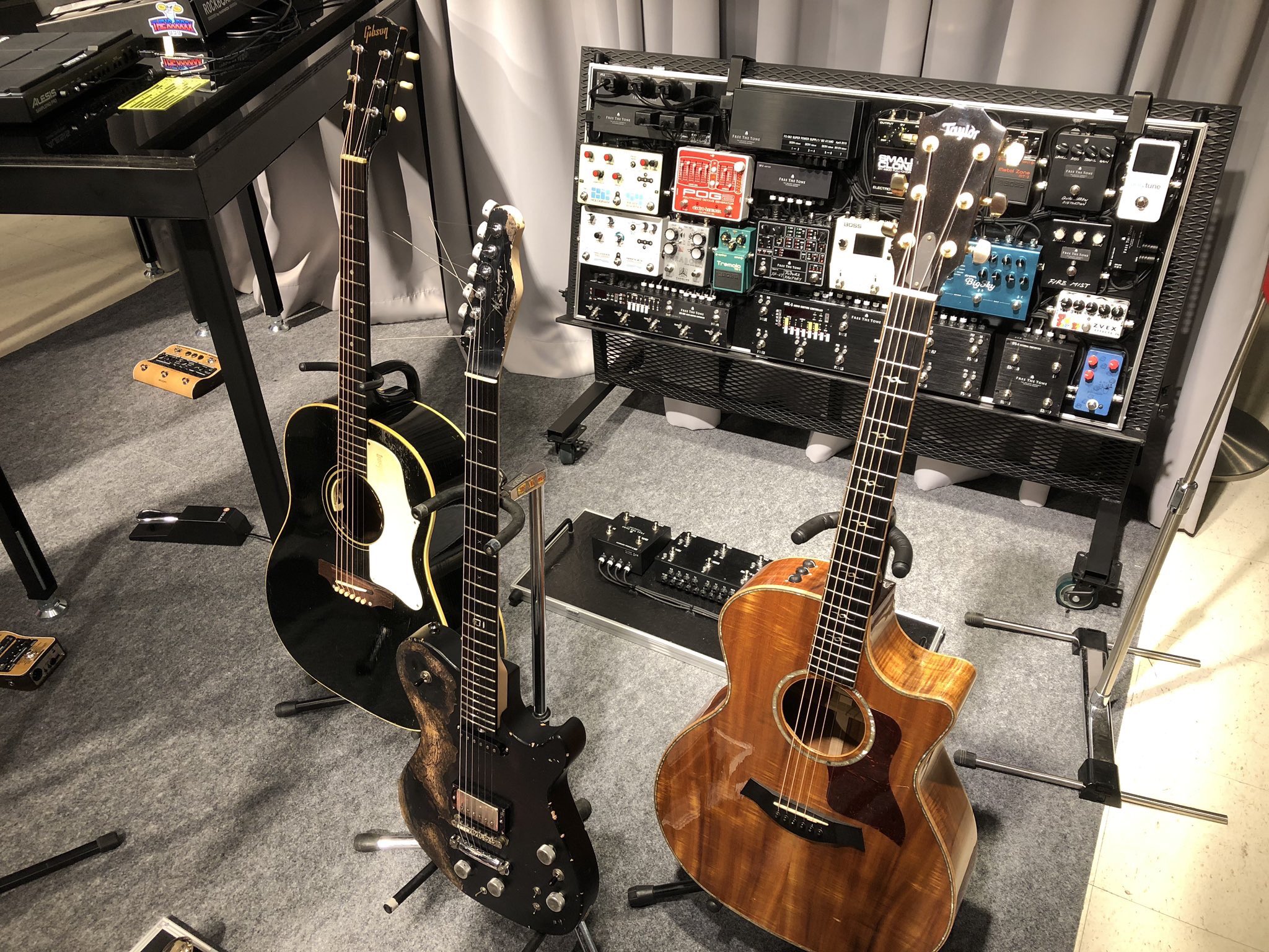 好成 綾野剛の機材 Free The Toneの初期型あるしホログラム2個はだいぶイカつい どんなギター弾くんやろ ギターのいじくりまくってる感じとか Fuzz Factoryあるのとかめっちゃマシュー ベラミー好きやん Museの話してぇ T Co