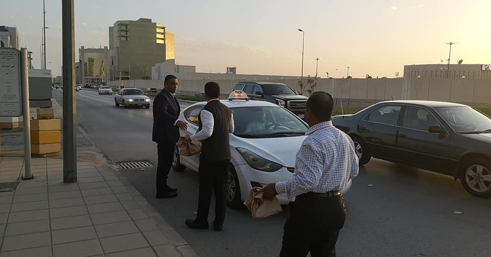 RiyadhMarriott's tweet image. نتشارك الخير معكم! فريق العمل بالفندق يقدم صندوق افطار لسائقي الأجرة. 
تقبل الله منكم ومنا.
Sharing blessings with you! Our team is handing out Iftar boxes to taxi drivers near the hotel

#Serve360
#SpirtToServe
#RamadanKareem #Ramadan2019 
#رمضان_٢٠١٩ #رمضان #الرياض #سائقين