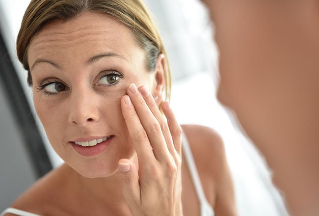 SkinOnlineBlog's tweet photo. Most of us know about alpha hydroxyl acids (AHAs) like glycolic and lactic acid. They’re chemical exfoliants that do a great job of dissolving the bonds between old, dead skin cells https://t.co/sr5su3dqVx
#SkinOnline #SkinOnlineBlog #HydroxyAcids #BHA #AHA #SalicylicAcid #skin https://t.co/2FKAVcmCRT