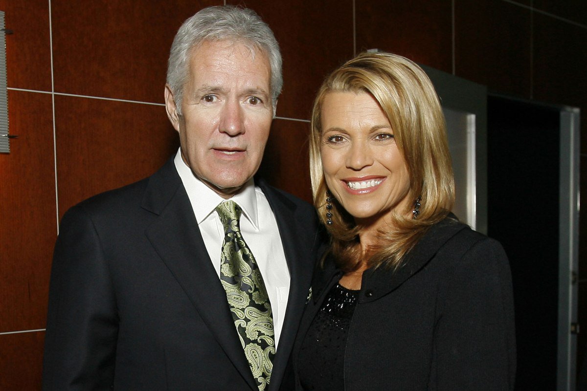 Vanna White is standing by Alex Trebek during his cancer battle. trib.al/hB...