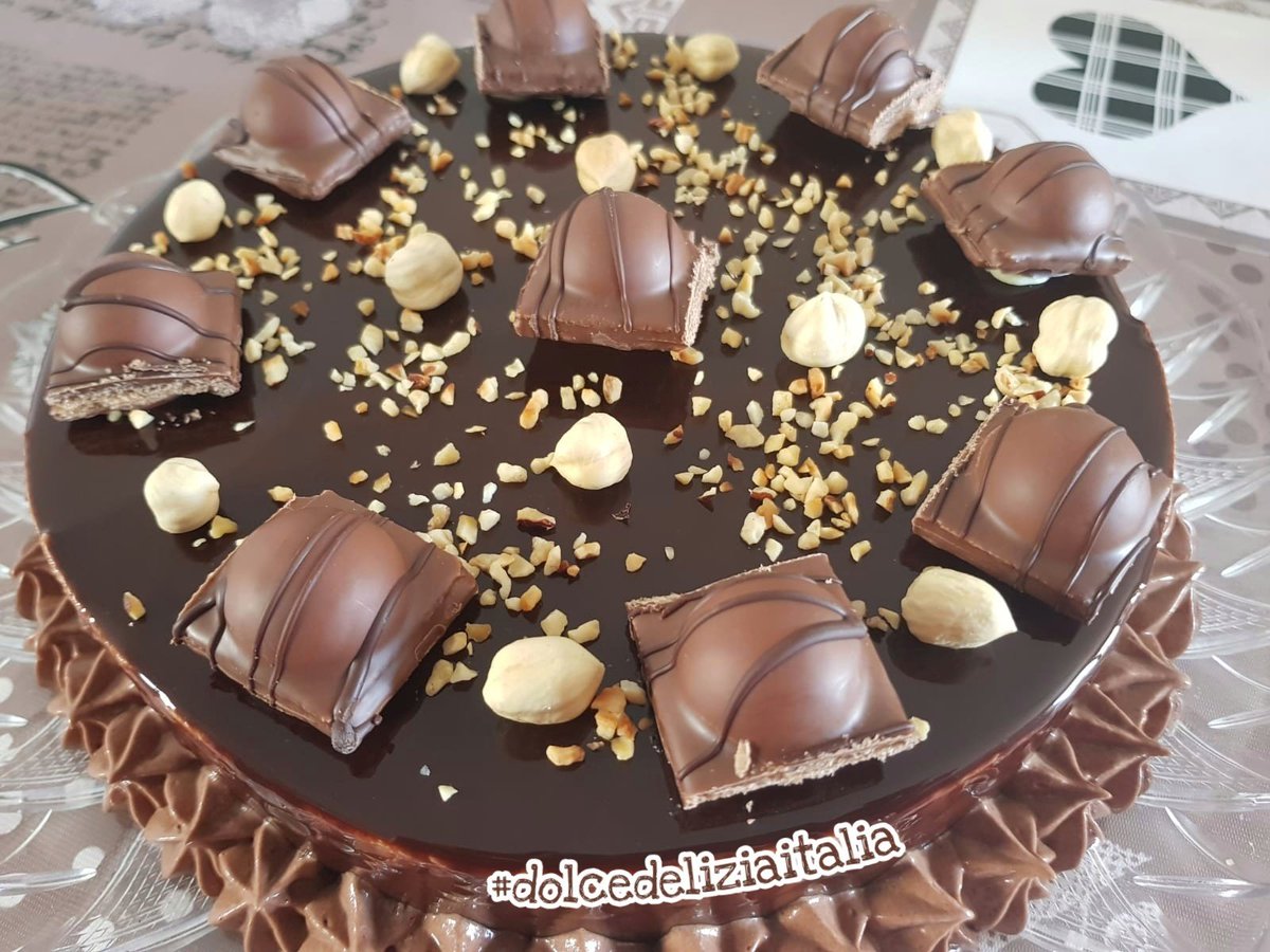 CandySweetitaly's tweet photo. Tarta Duplo #panna #sugar #zuccheroalvelo #biscottisecchi #zuccherodicanna #burro #mascarpone #Nutella #noccioletostate #granelladinocciole #glassaspecchio #cacaoamaro #colladipesce #basecheesecake #Duplo #ferrero #dolcedeliziaitalia #cake #cakedesigne https://t.co/EnLAmmws6X