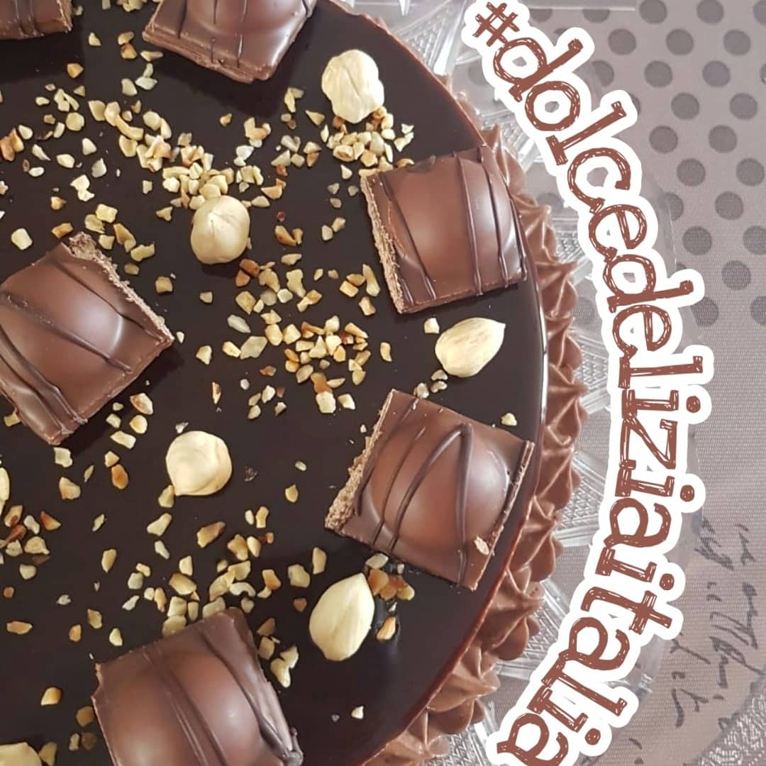 CandySweetitaly's tweet photo. Tarta Duplo #panna #sugar #zuccheroalvelo #biscottisecchi #zuccherodicanna #burro #mascarpone #Nutella #noccioletostate #granelladinocciole #glassaspecchio #cacaoamaro #colladipesce #basecheesecake #Duplo #ferrero #dolcedeliziaitalia #cake #cakedesigne https://t.co/EnLAmmws6X
