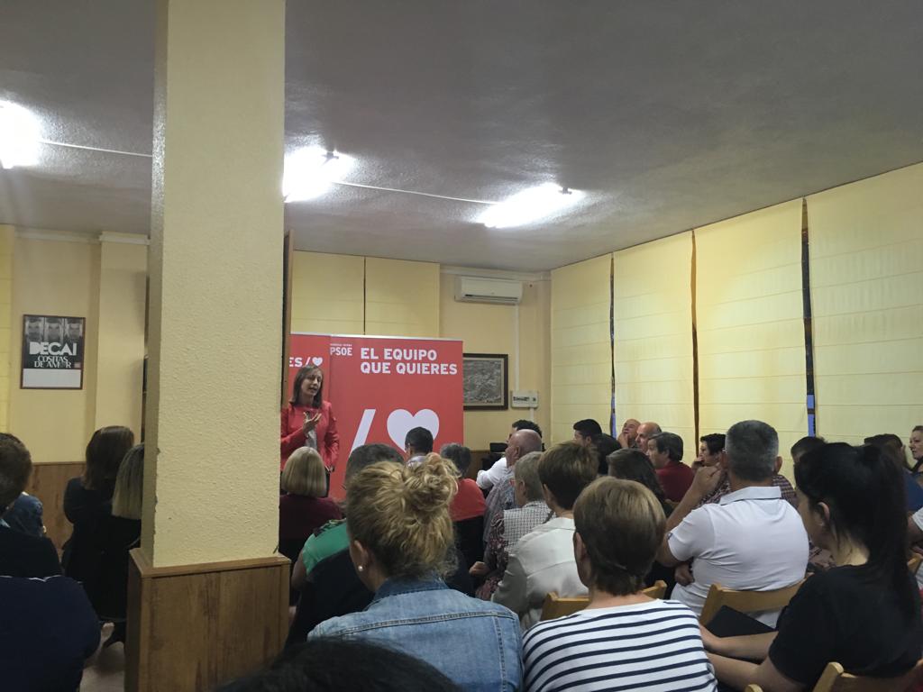 PSOEHOVERA's tweet photo. Ayer sábado estuvimos en la calle repartiendo ilusión y esperanza. Se acaba una etapa y empieza otra nueva en la que #LaPrimeraAlcaldesa devolverá a #HuércalOvera el sitio que estos años ha perdido por la mala gestión del PP. 
Únete al movimiento.
#VotaFranciscaFernández/❤ https://t.co/N2yhJ0qhrX