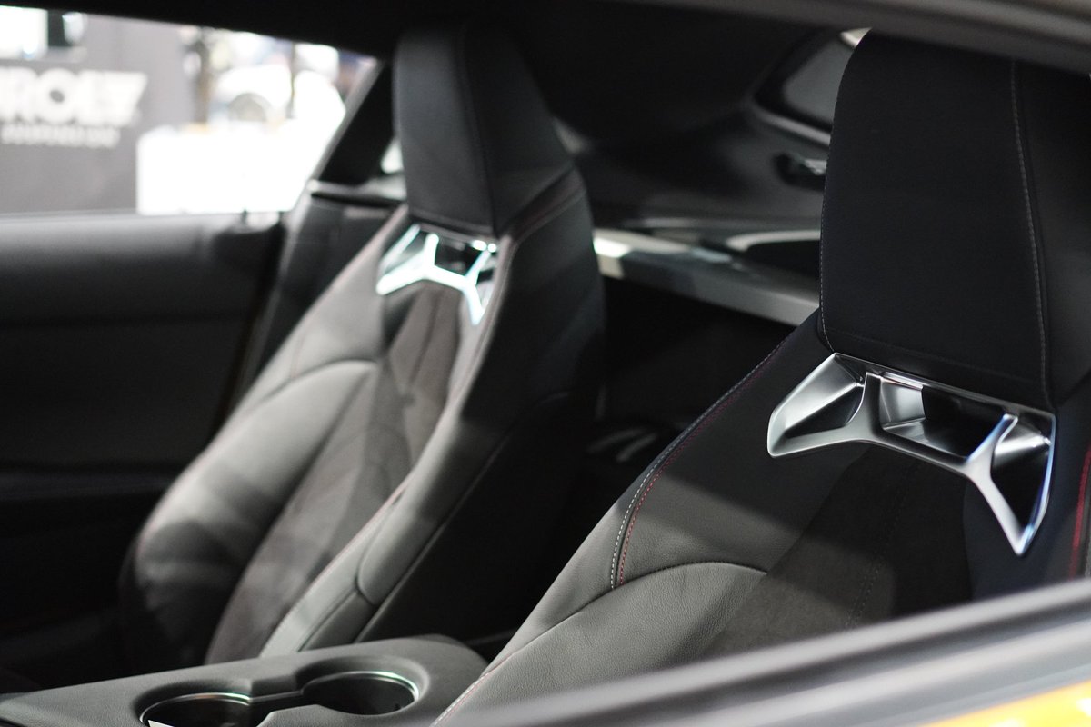 はさえー Megawebにa90スープラを見て来た Trdの黄色が格好良かった 内装 は800万のクーペだと考えると 安っぽいというか いい車感が足りないかな もったいない Supraisback