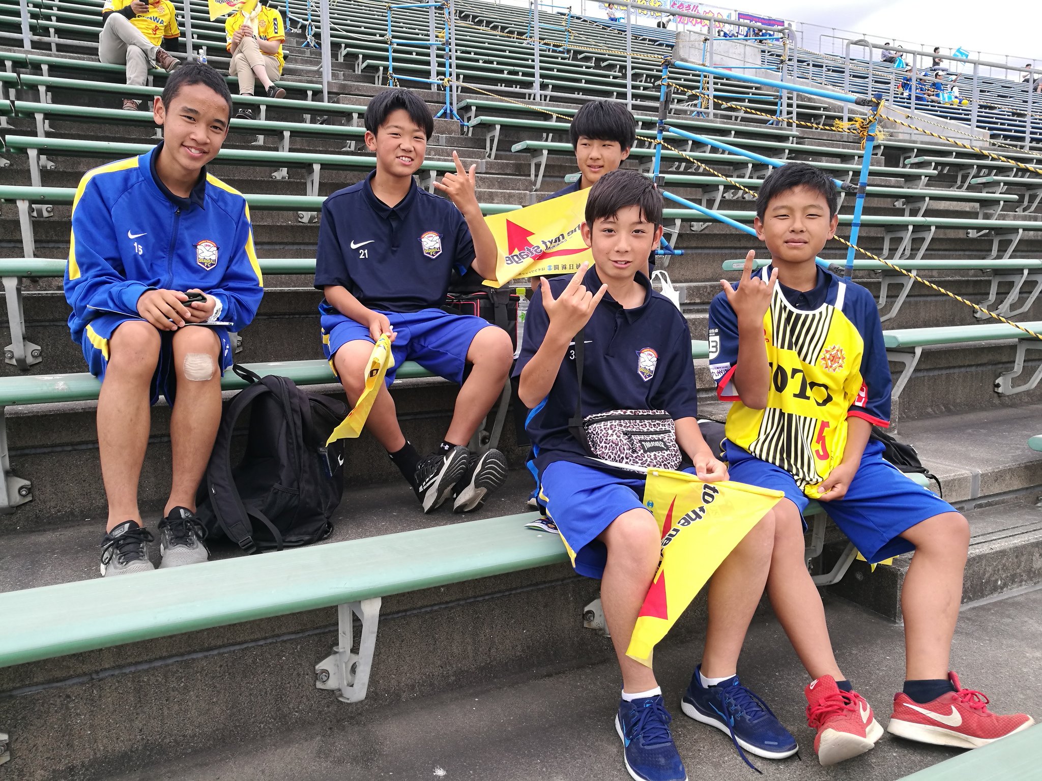 Kitakyu Nerds V Twitter 本日の カマタマーレ讃岐 戦 アウェースタンドにワイワイと駆け付けてくれたのは 寺岡真弘 選手の出身サッカー少年団 シーガルfcジュニアユースの子どもたち 寄附頂いた黄旗とハリセンを渡すと大喜び 一緒に応援してくれてありがとう