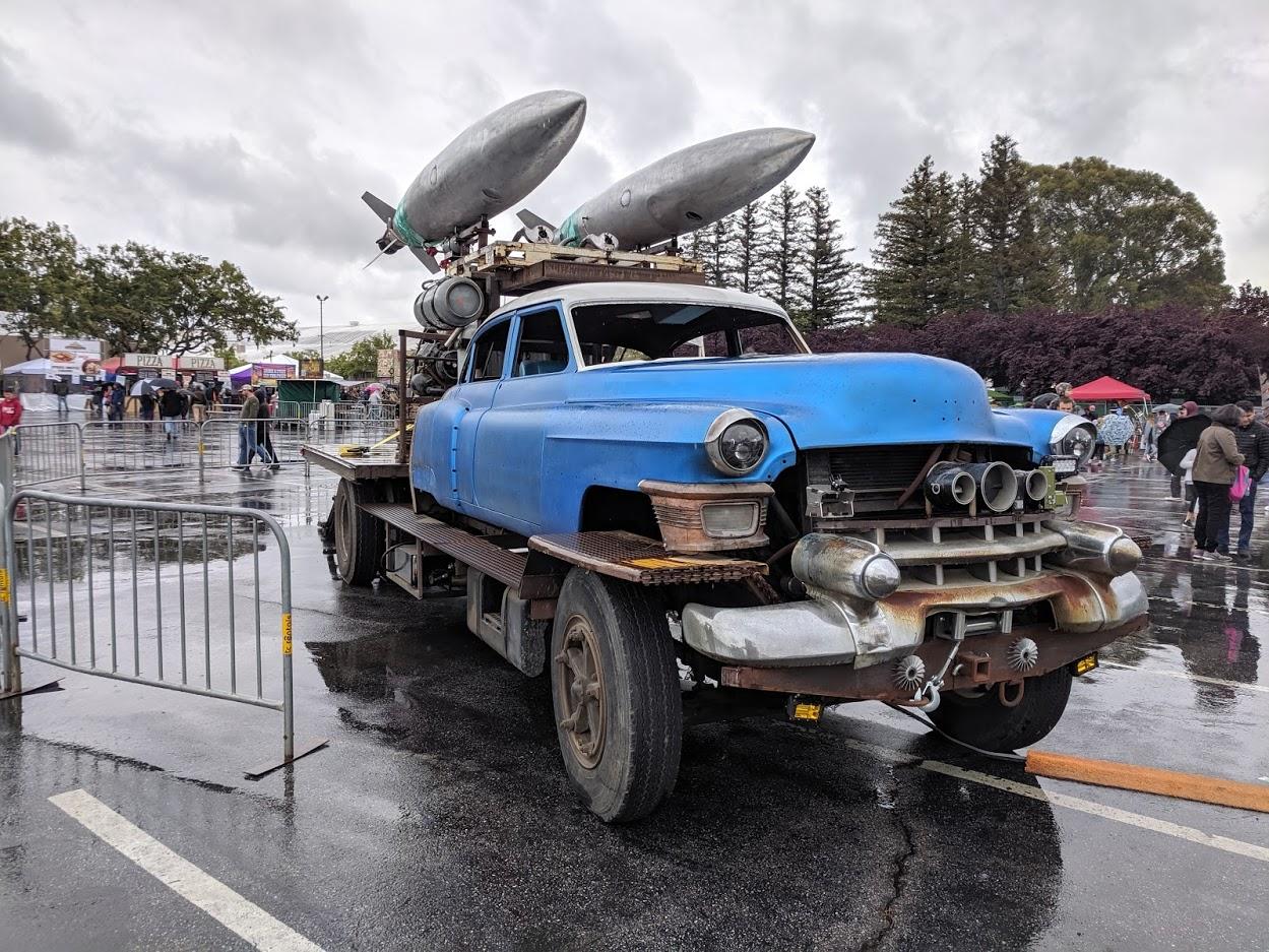 あるしおうね この独特な車もスチームパンクかと思いきや 本気のレコードブレーカー 速度記録車 だそうです 今夏 聖地bonnevilleともう一ヶ所の電動二輪車部門で300ml H 500km Hを目指すとか 超ロングホイールベースの設計を見れば納得ですが 手作り