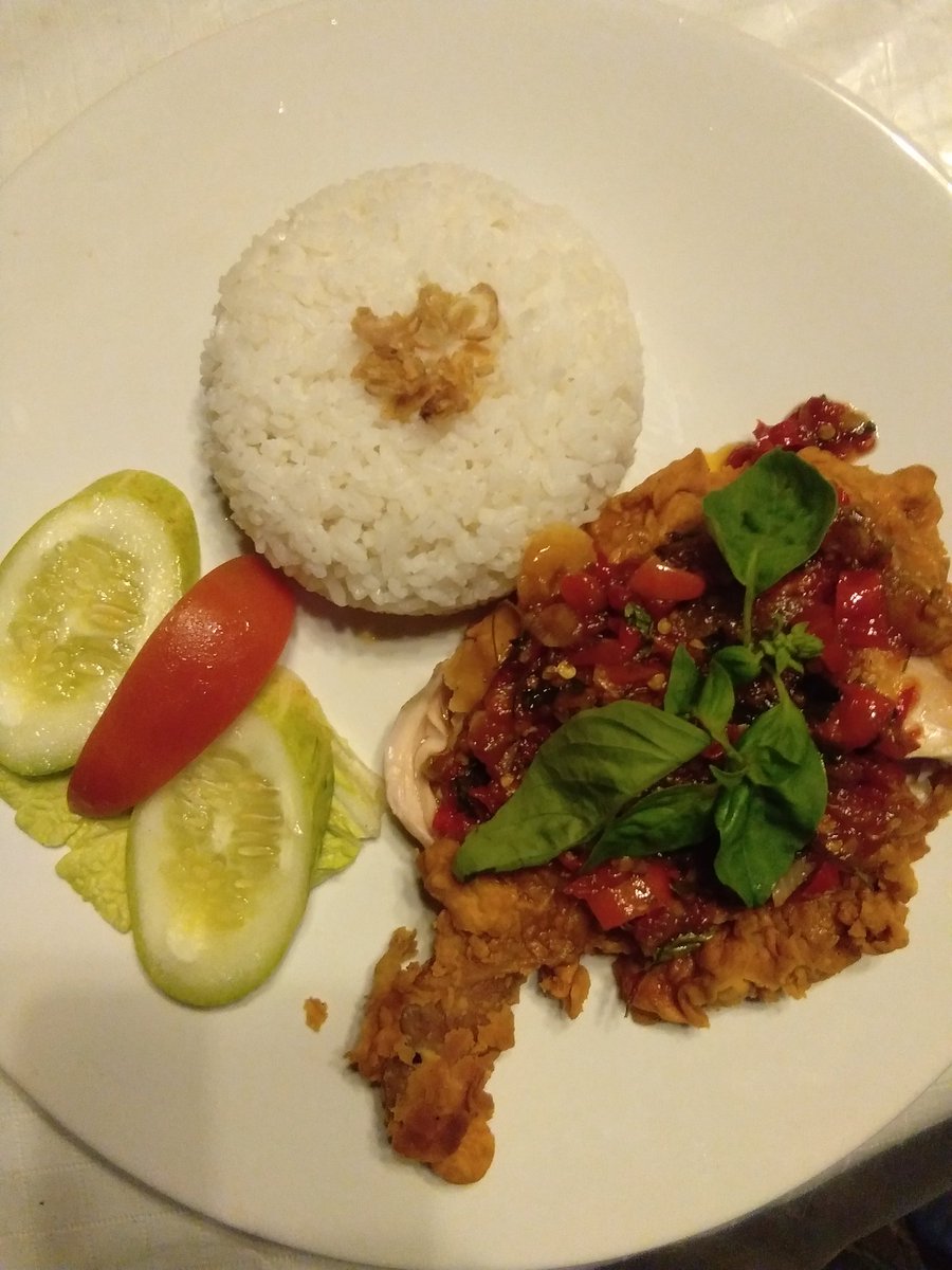 Nikmatnya berbuka puasa Ayam penyet dan Ayam kremes <a href="/Kafe/">.</a> Lantera