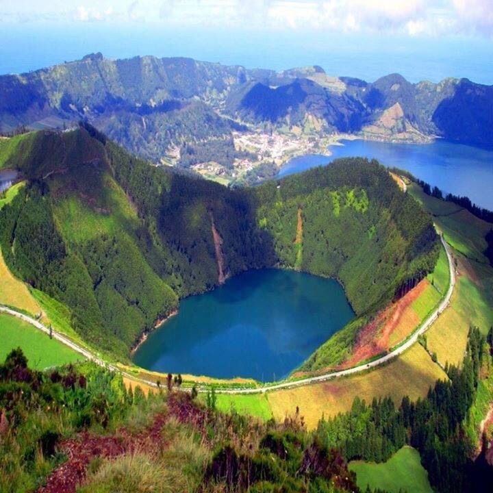 SpcaTeam's tweet photo. Este es el escenario de la Etapa reina de este #GPAzores, 🌋Lagoa do Fogo con 10km al 7,6 de desnivel medio. Toca defender el liderato. Vamos a por todas!!!! #kuotapower #KeepFighting https://t.co/ffZq6u2KgY