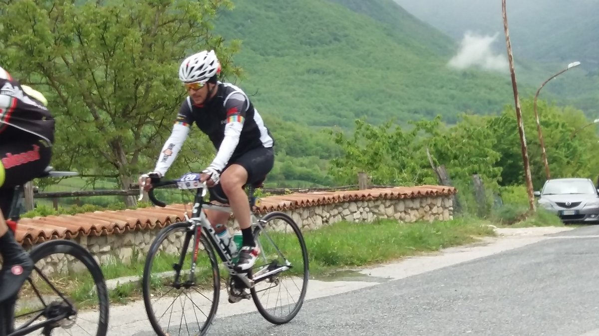granfondoaq's tweet photo. 🇮🇹 Quando la strada si fa dura, i duri lottano come leoni.
A guidare la gara il gruppo di testa che si è contraddistinto sin dai primi momenti, ma anche gli altri atleti spingono contro tutto e contro tutti, davvero una sfida avvincente! 
#Gfaq19 #GranfondoCittàDellAquila  #bike https://t.co/xjGBdToViq