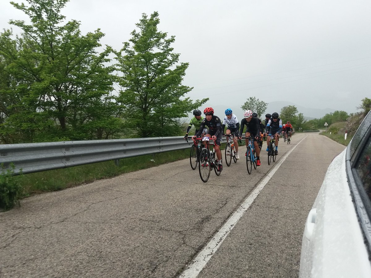granfondoaq's tweet photo. 🇮🇹 Quando la strada si fa dura, i duri lottano come leoni.
A guidare la gara il gruppo di testa che si è contraddistinto sin dai primi momenti, ma anche gli altri atleti spingono contro tutto e contro tutti, davvero una sfida avvincente! 
#Gfaq19 #GranfondoCittàDellAquila  #bike https://t.co/xjGBdToViq