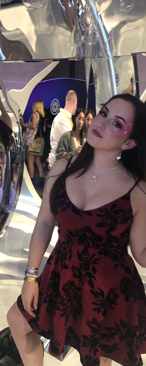 LorenaRegisser's tweet photo. #meccaland #faceofftalent #makeup
Insta: @lorena.glitterworld https://t.co/MROU9eAOM7