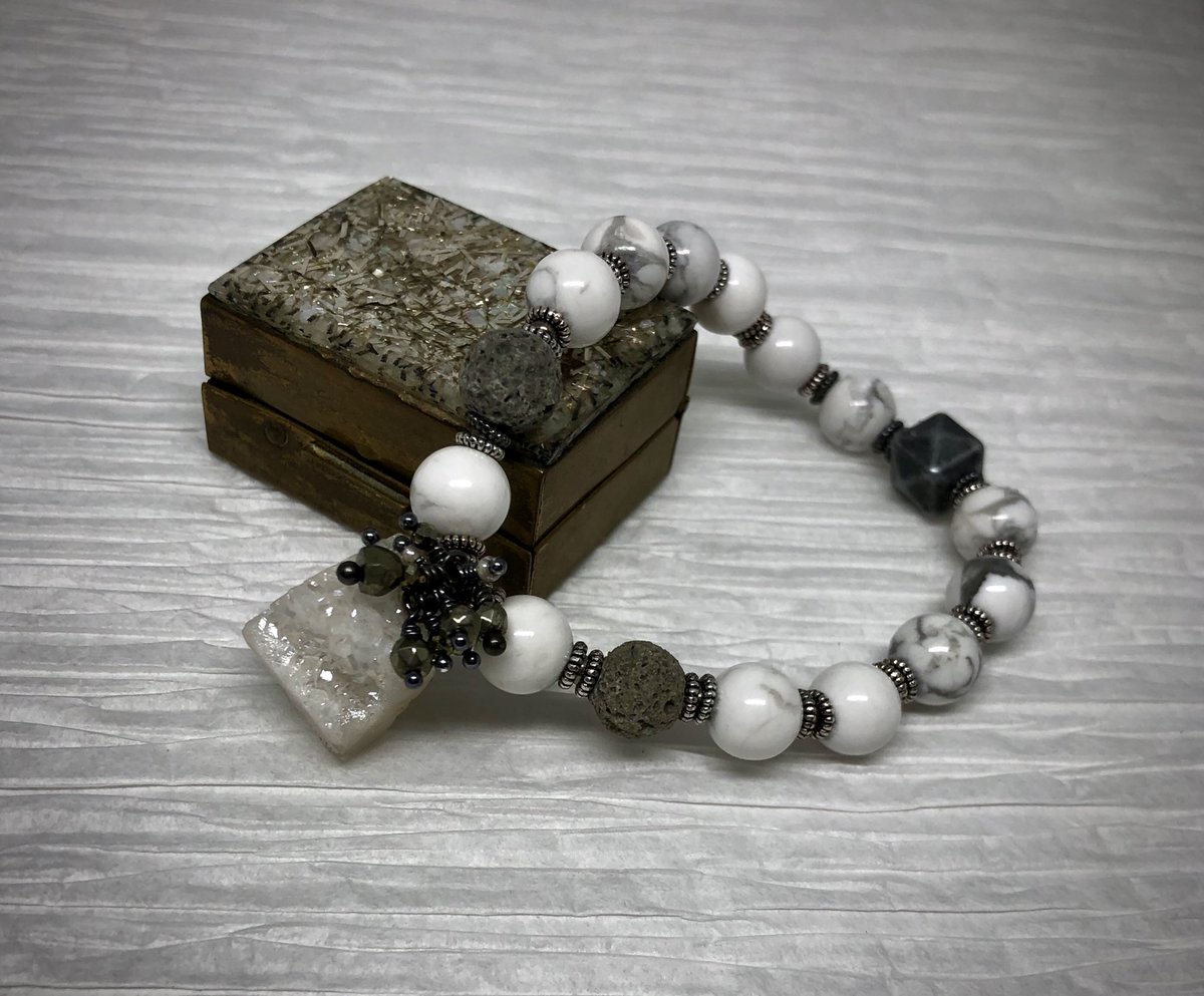 PAK95934574's tweet image. White Agate Druzy Diffuser Bracelet with Dove Gray Lava Beads, Marbled White Howlite  and Pyrite Charms. #lavabeads
#agate #whitedruzy #diffuserbracelet #dovegraylavabeads #whitehowlite #pyritecharms #pakbeadeddesigns #aromatherapy #essentialoils #etsy  etsy.me/30u09jS