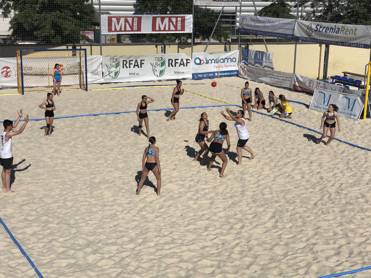 1 Torneo Andaluz Femenino Balonmano Playa en Málaga <a href="/fiesta_deporte/">Fiesta del Deporte</a> <a href="/diputacionMLG/">Diputación de Málaga</a> <a href="/DeportesDipMlg/">Diputación de Málaga es Deporte</a> <a href="/deportemalaga/">Área de Deporte</a> <a href="/FAndaluzaBM/">Federación Andaluza de Balonmano</a> @bmplayaandaluz