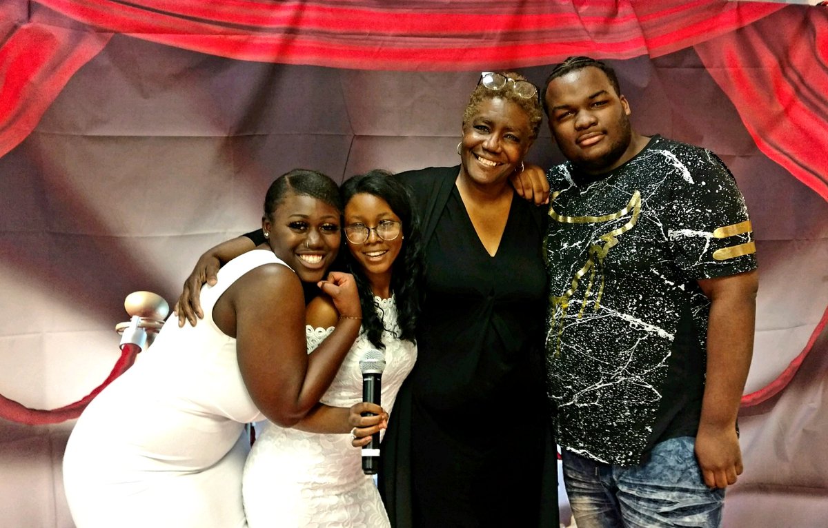 MediaCenterBHS's tweet photo. The red carpet after the final show of Dreamgirls with stars of the future. YaNaffie Gomez as Effie White, Denzel Muhammad as Jimmy T. Early and Genesis Coburn as everybody else.
Sike! She was important in front of and behind and behind the camera, a true M.V.P. My Drama Babies. https://t.co/sox5ljC1NV