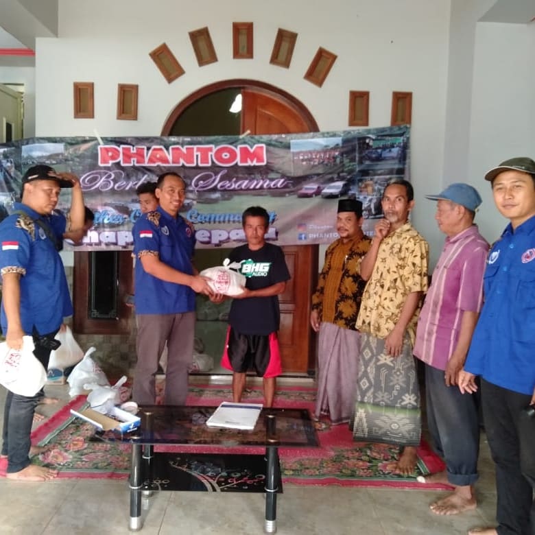 de_blonx's tweet photo. Phantom Berbagi anak yatim dan dhuafa https://t.co/7Rb2AeubmE