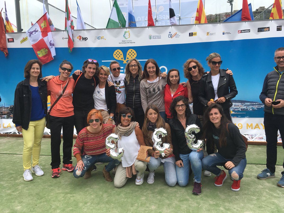 Nuestras chicas de <a href="/fpadelcyl/">padelcyl</a> recogen el@premio en su categoría !!! Gran torneo #felicidades #ctoespssaavet