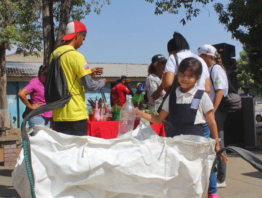 Mcbo_tequiero's tweet photo. Realizamos Jornada de acopio de plástico en la Plaza 18 de Octubre de la parroquia Coquivacoa, para seguir impulsando el plan de reciclaje que llevamos a cabo conjuntamente con el Movimiento Ecologista Venezolano (Meven) en el marco del Día Internacional del Reciclaje. https://t.co/DRL6HRkQQ5
