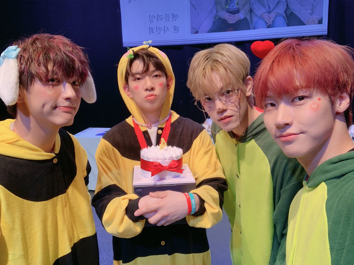 NFlyingofficial's tweet image. [📸] 귀요미 엔플라잉으로 변신했던 &amp;lt;봄이 부시게&amp;gt; 마지막 팬사인회🐝🦖💕 미리 4주년 축하해줘서 고마워요🎉
#엔플라잉 #NFlying #봄이부시게