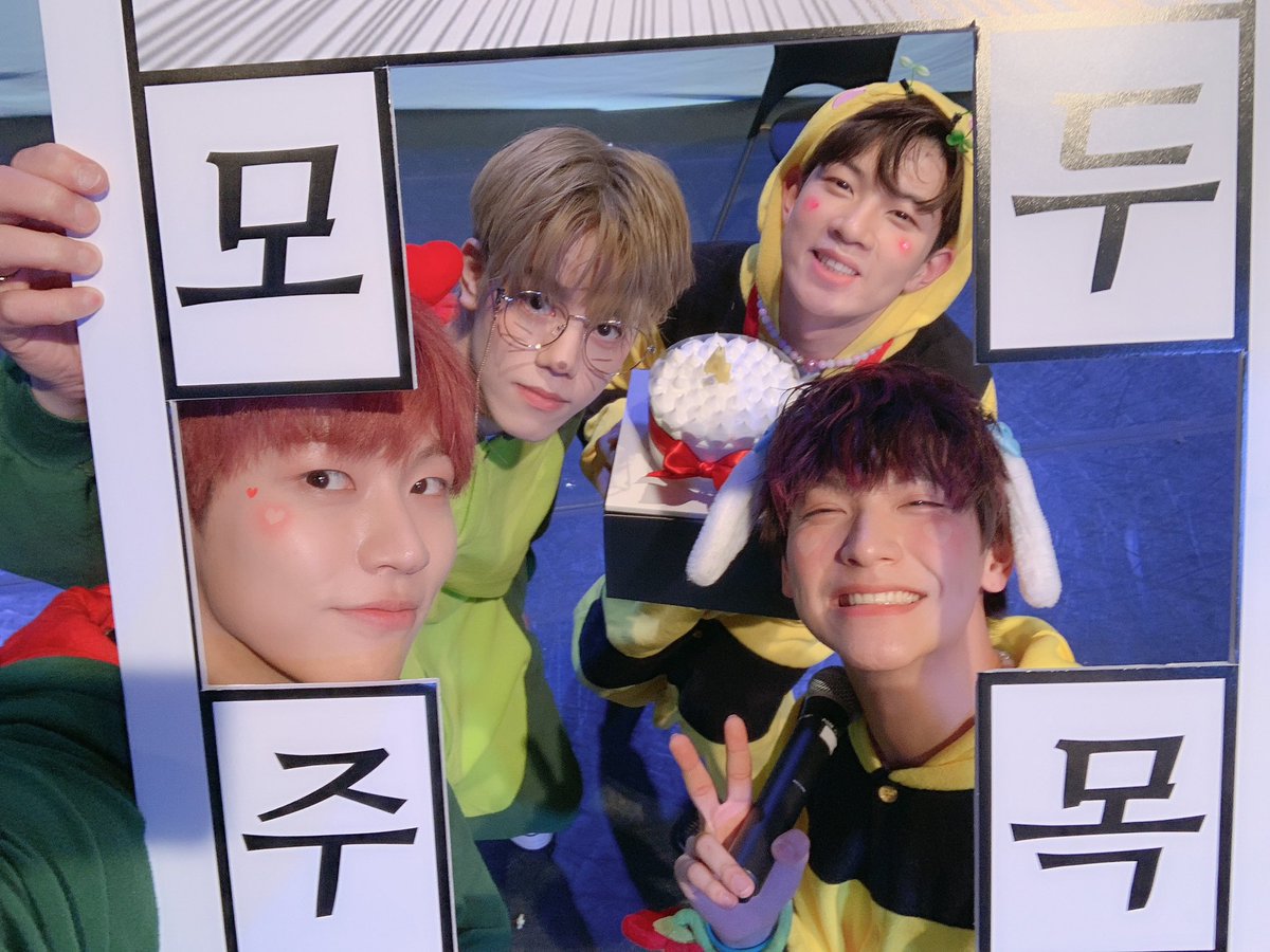 NFlyingofficial's tweet image. [📸] 귀요미 엔플라잉으로 변신했던 &amp;lt;봄이 부시게&amp;gt; 마지막 팬사인회🐝🦖💕 미리 4주년 축하해줘서 고마워요🎉
#엔플라잉 #NFlying #봄이부시게