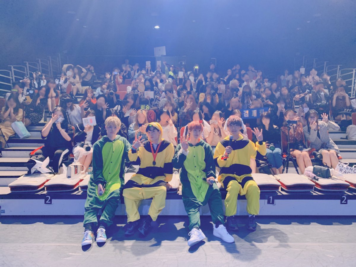 NFlyingofficial's tweet image. [📸] 귀요미 엔플라잉으로 변신했던 &amp;lt;봄이 부시게&amp;gt; 마지막 팬사인회🐝🦖💕 미리 4주년 축하해줘서 고마워요🎉
#엔플라잉 #NFlying #봄이부시게