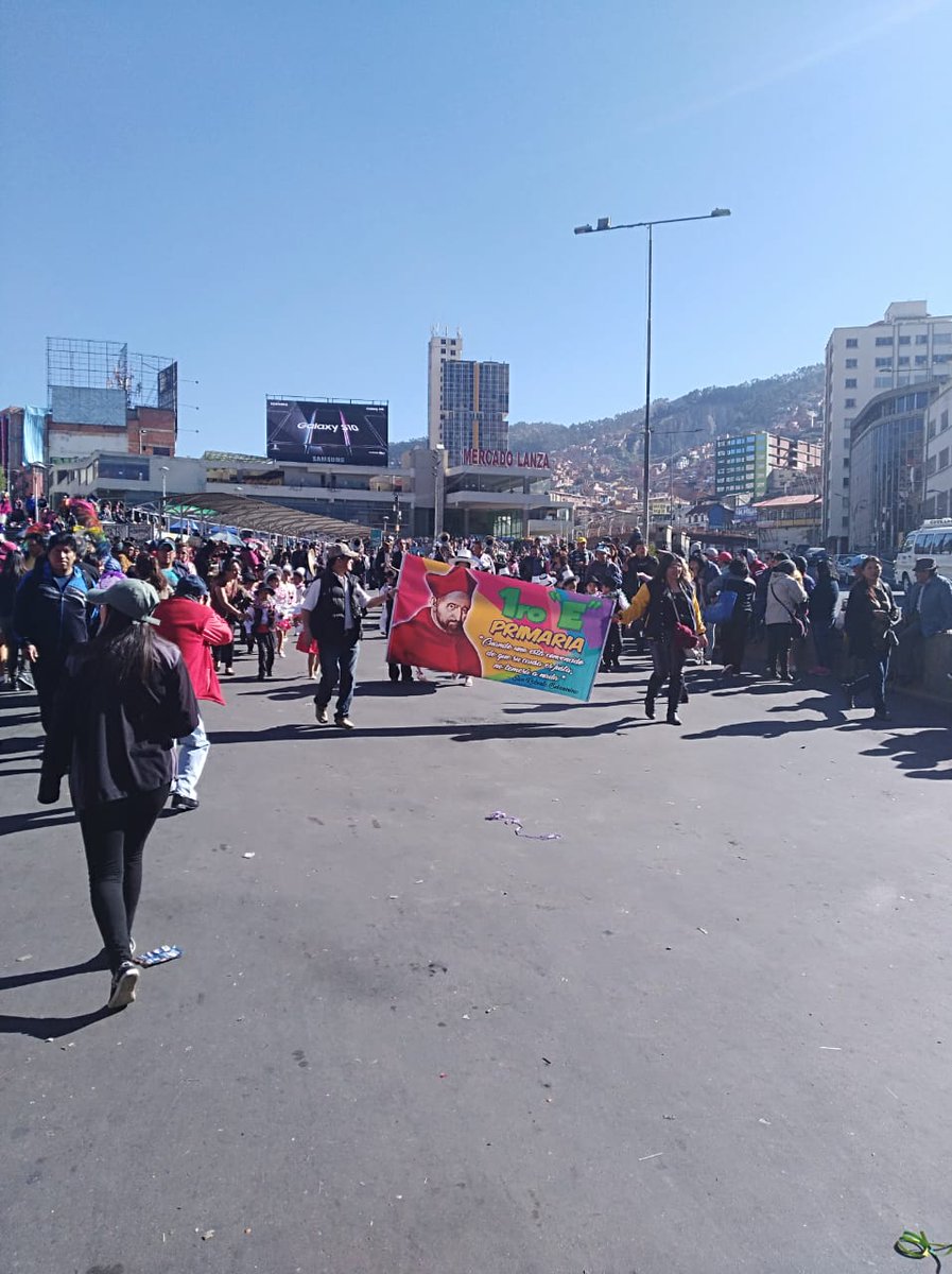 LaRazon_Bolivia's tweet photo. #LaPaz
#Importane 
Alumnos del colegio Don Bosco participan de la entrada en honor a la Virgen María. El recorrido se hace desde San Francisco hasta la fuente de El Prado. Tome sus previsiones. https://t.co/OmVNQTDSEC