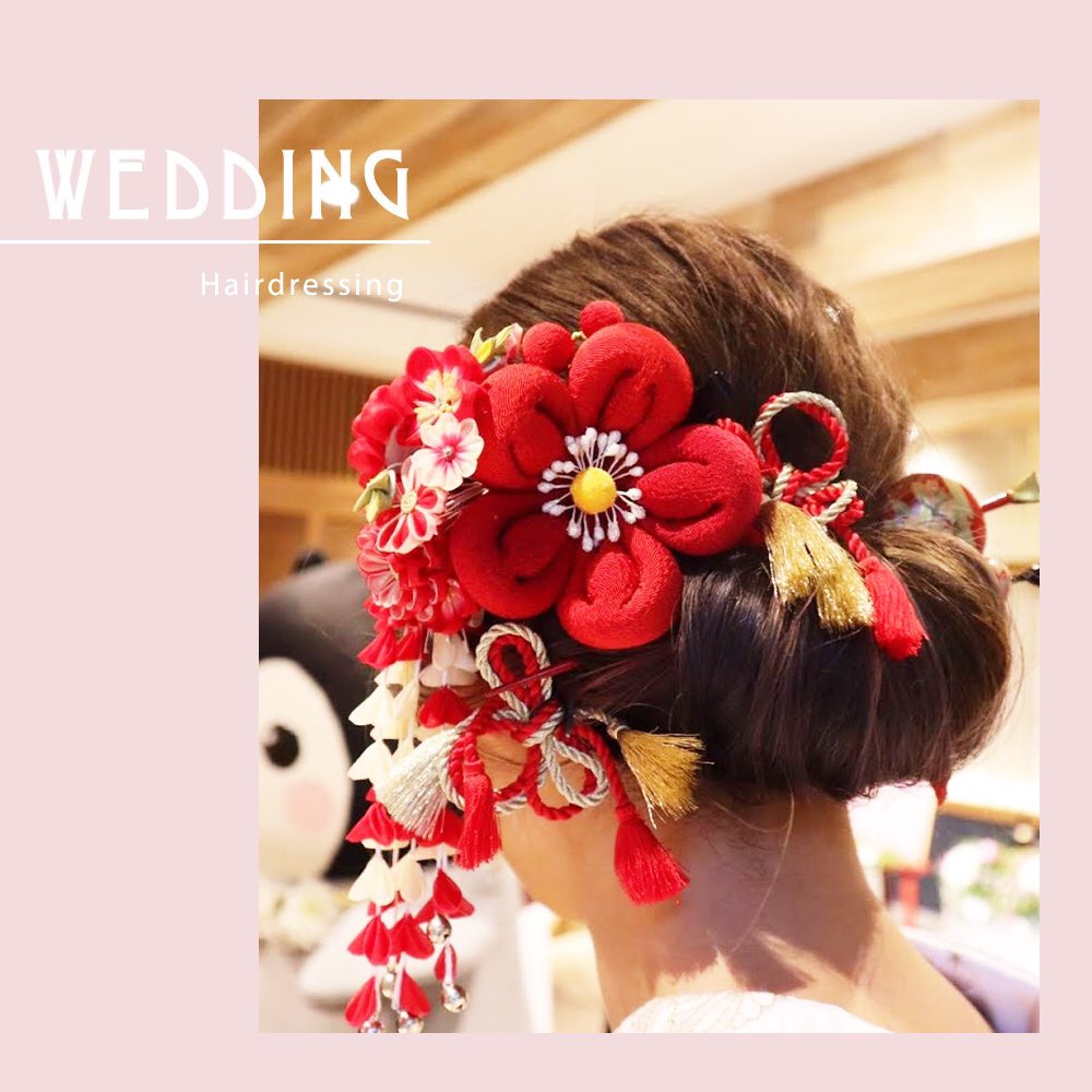 昨日の大安、結婚式してきたぞ!
内々での式だからゲストとよく話せたし、皆さんいっぱい盛り上げてくれたし、アットホームで最高に思い出に残る日になった!爆笑&食べまくる花嫁になってた?
髪はアッシュ+ハイライト+パープルレッドのメッシュ。和装では母と祖母から貰ったかんざし挿しました。