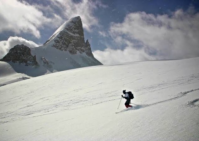 Ice skis. Телемарк (горные лыжи). Горы Телемарка. Горные лыжи белые. Зимние горы вершины.