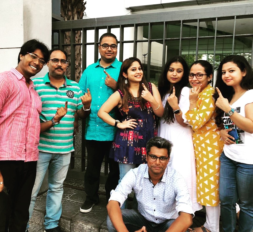 debolina_sen's tweet photo. A late #votefie for the journalists at work on a Polling Sunday! 🙈🤓🥳
#indiagoestovote #voting #elections2019 #loksabhaelections2019 #indiaelections #westbengal https://t.co/GM5rHhtLDs