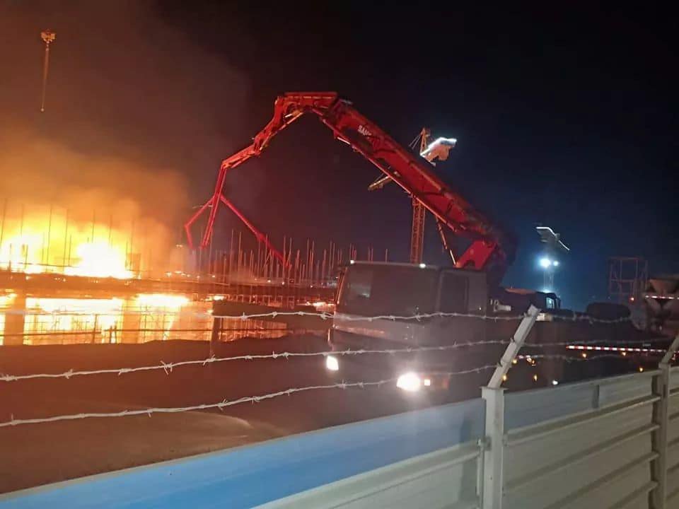 NaemeSultan's tweet photo. حريق ضخم بمشروع إحدى ناطحات السحاب التي تنفذها الشركة الصينية بالعاصمة الإدارية الجديدة.
#اطمن_انت_مش_لوحدك https://t.co/ulMrVI5Lhj