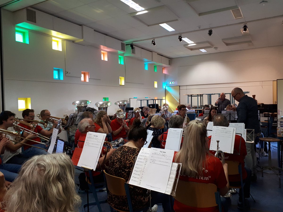 De Lofstem tweet media