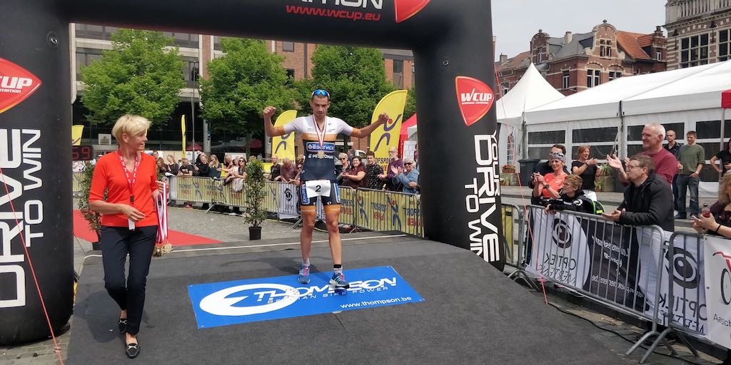 Tom Mets en debutante Ine Couckuyt winnen spannende halve triatlon Leuven <a href="/TDLeuven/">TDLeuven</a> <a href="/AtriacTopsport/">Atriac Topsport</a> @EFC_ITC <a href="/TomMets/">Mets</a> #inecouckuyt #HalveLeuven 3athlon.be/2019/05/19/tom…
