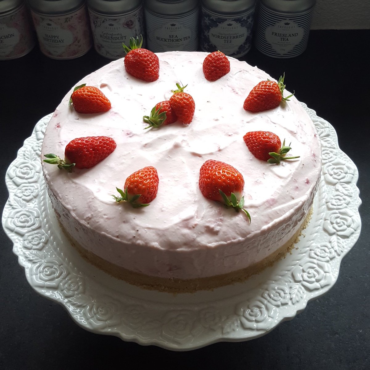 Shabbyandcake's tweet photo. 🍓Erdbeertorte für heute🍓
💗Ich liebe frische, saisonale Früchte aus der Schweiz💗
🌹Manchmal probiere ich auch etwas aus, das nicht mit Rollfondant und Zuckerperlen verziert wird.🌹
#shabbyandcupcakes #cake #cheesecake #fragola #erdbeeren https://t.co/a279vHSDOQ