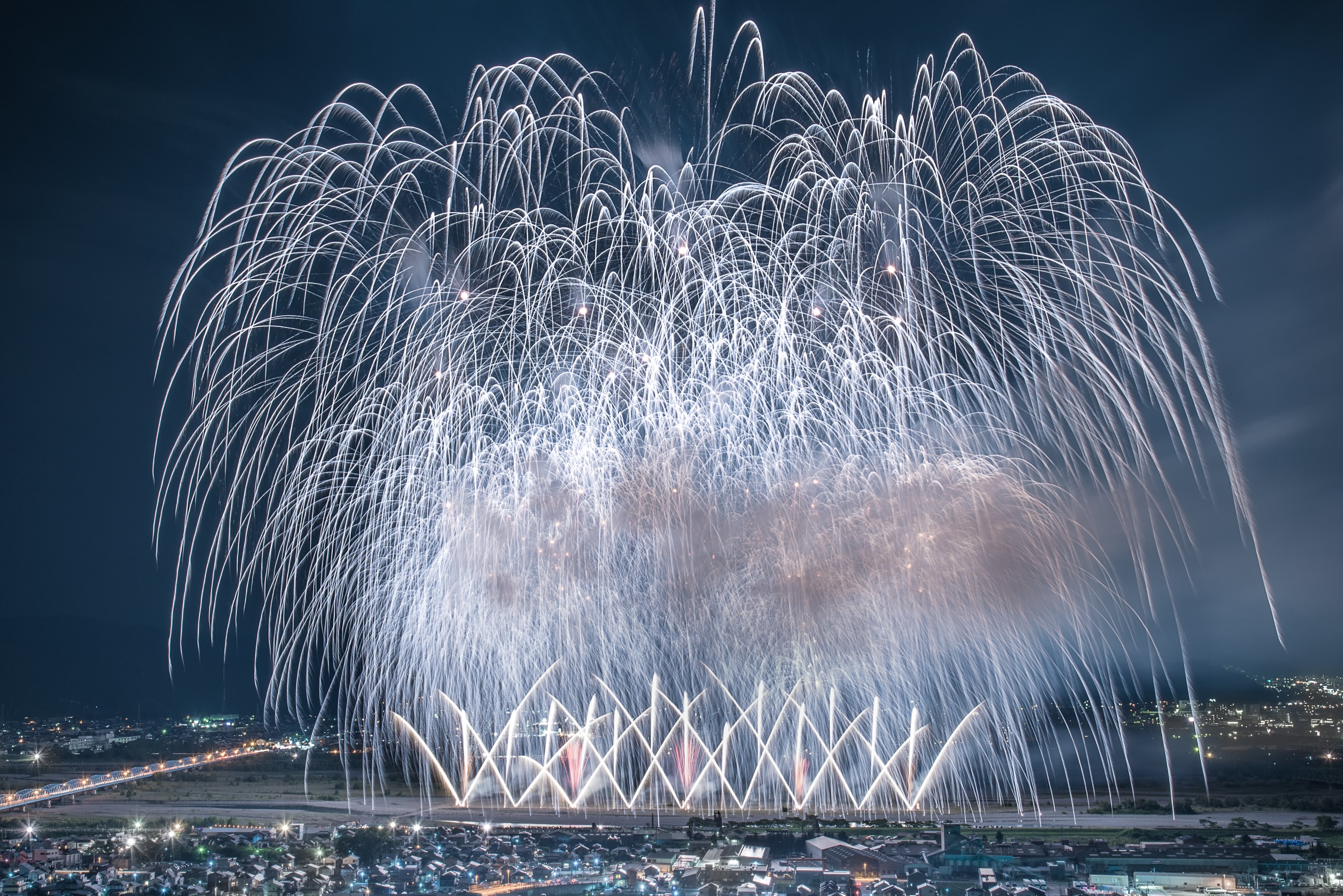Ohtake 東京カメラ部10選21 大輪の華 大井川大花火大会 夏の夜に大輪の華がそれぞれの空に輝いた 静岡dc しずおか元気旅 静岡県 島田市 大井川大花火大会 花火大会 東京カメラ部 Pashadelic ファインダー越しの私の世界 T Co