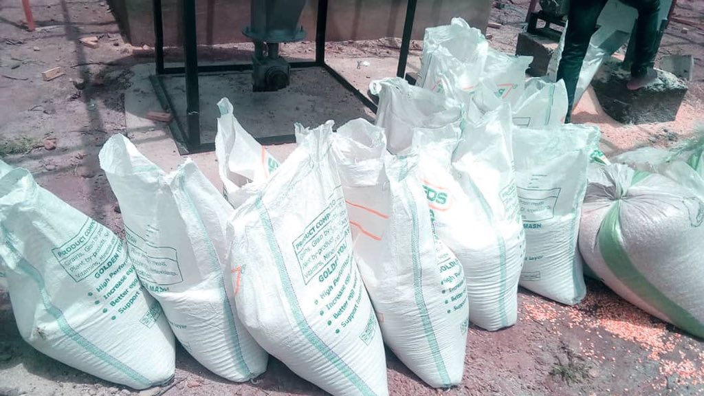 OlawaleJRFarms's tweet photo. After pilot production and good feedback from buyers- we are taking off officially at our feedmill project and our production focus for now is #LayersMash, we are open to add more poultry farmers to our clients, FREE DELIVERY to Kwara and Oyo states. #Agribusiness https://t.co/X6T3Of9M65