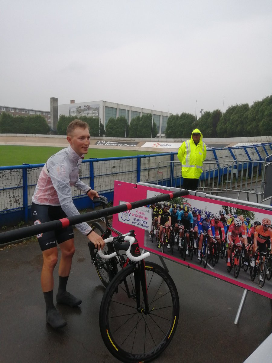 GDael's tweet image. Devant la tribune officielle, les coureurs se succèdent pour venir à la rencontre du public.
#4joursdedunkerque