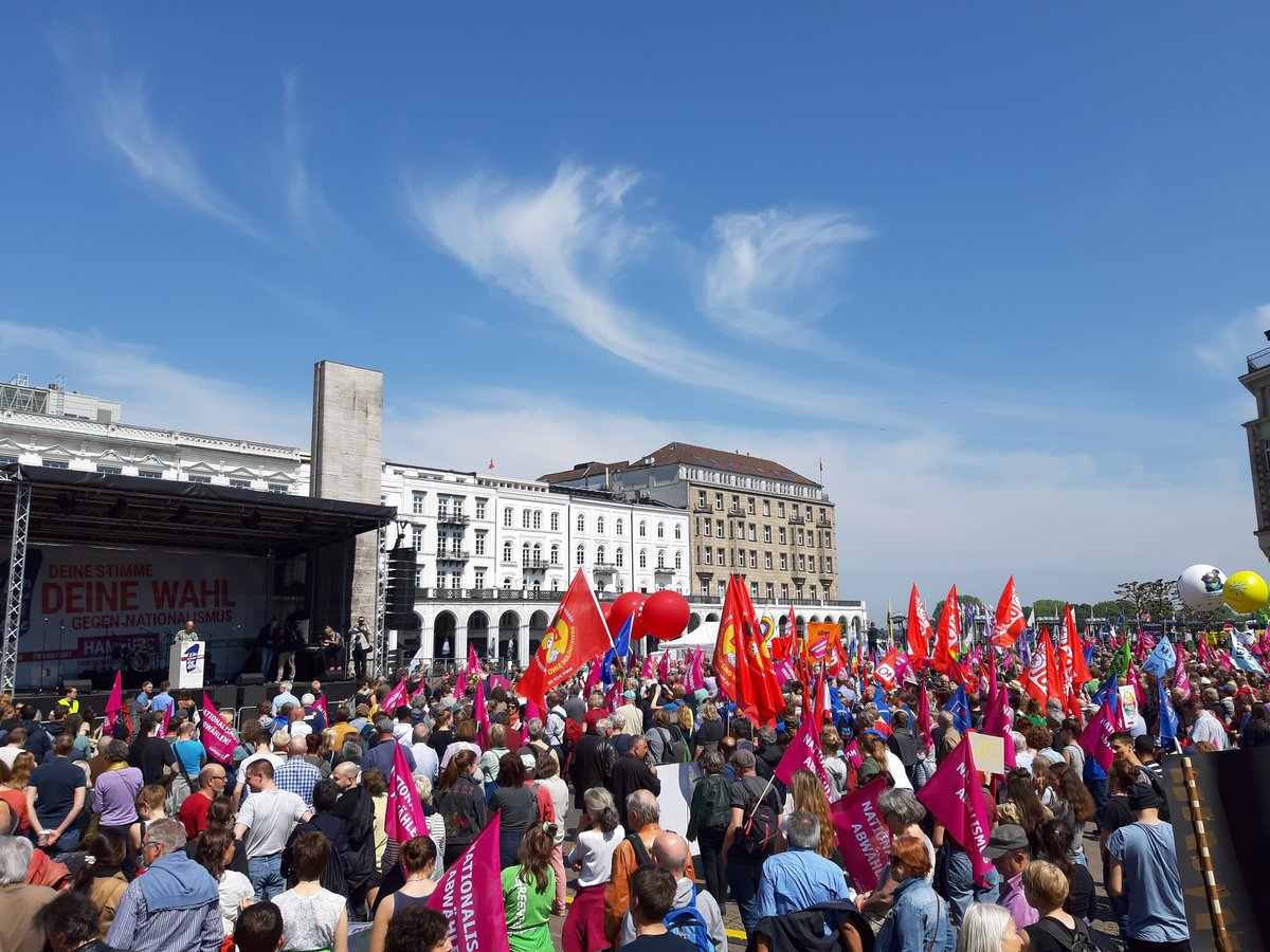In #hamburg starten wir nun mit der Auftaktkundgebung! Der Rathausmarkt füllt sich mehr und mehr. 
Kommt alle rum!

#1EuropafürAlle 
#DeineStimmeGegenNationalismus