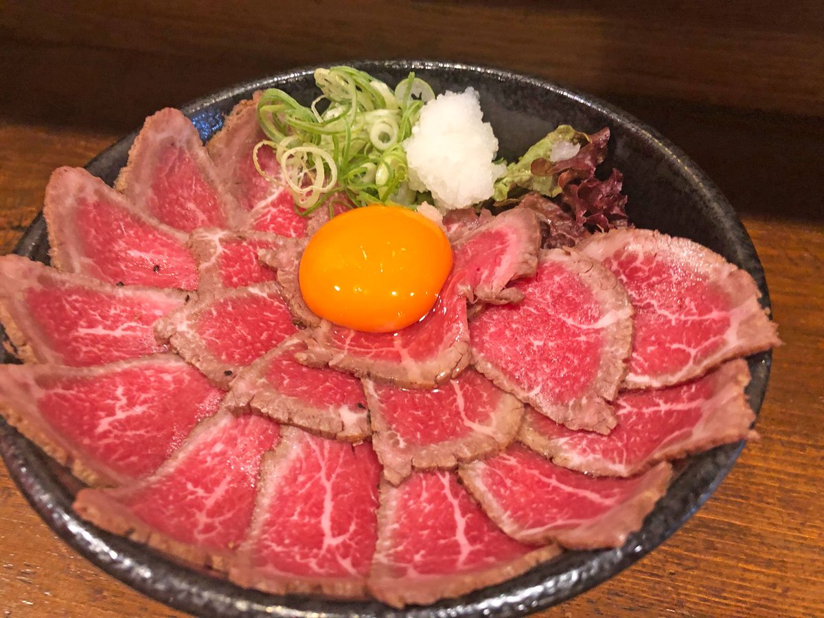 muni_gurume's tweet photo. 【肉タレ屋】
@大阪：南海難波駅から徒歩4分

黒���和牛もも肉を贅沢に使ったローストビーフ丼を食べられるお店

赤身のローストビーフからは想像を超える肉の旨味が滝のように溢れ出します！タレはお好みでローストビーフダレ＆わさびダレでいただきます！

丼グランプリ金賞を受賞した事がある逸品🎶 https://t.co/PiIIncLnIz