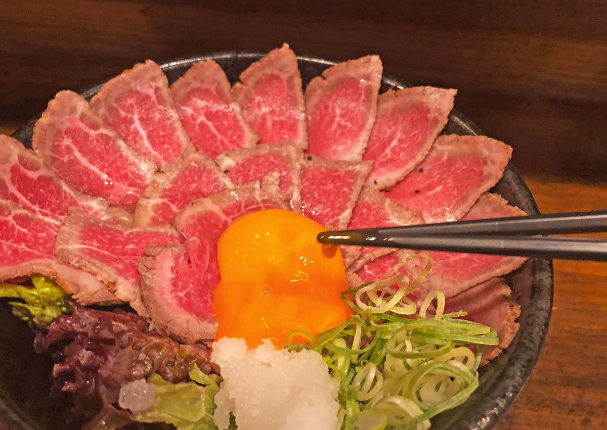 muni_gurume's tweet photo. 【肉タレ屋】
@大阪：南海難波駅から徒歩4分

黒���和牛もも肉を贅沢に使ったローストビーフ丼を食べられるお店

赤身のローストビーフからは想像を超える肉の旨味が滝のように溢れ出します！タレはお好みでローストビーフダレ＆わさびダレでいただきます！

丼グランプリ金賞を受賞した事がある逸品🎶 https://t.co/PiIIncLnIz