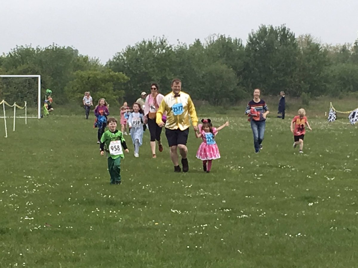DameBradburys's tweet photo. Congratulations to all our runners in the PTA Fun Run supporting EACH and CRUK thanks to all sponsors #saffronstriders #waitrose #audleyendminaturerailway #carverbarracks #advanceperformance #stephenperse https://t.co/M47y866e4E