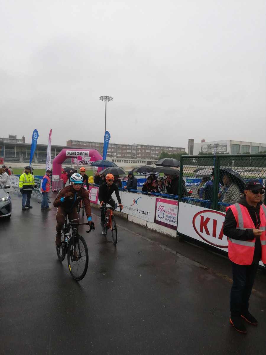 GDael's tweet image. À moins de dix minutes du départ, les coureurs se regroupent.
#4joursdedunkerque