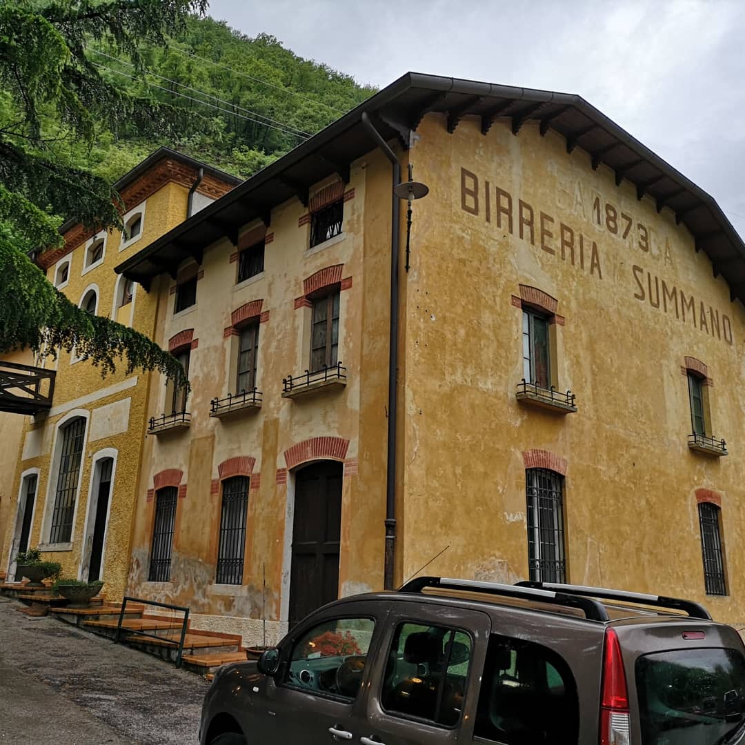 Gradlon89's tweet photo. Ieri, grazie alla #confraternitadellabirraartigianale ho avuto la possibilitร di visitare lo storico impianto della #birreriasummano. Gran bella serata con la super compagnia dei #fradei e delle #birre del #birrone! https://t.co/I0FmxMQRdH