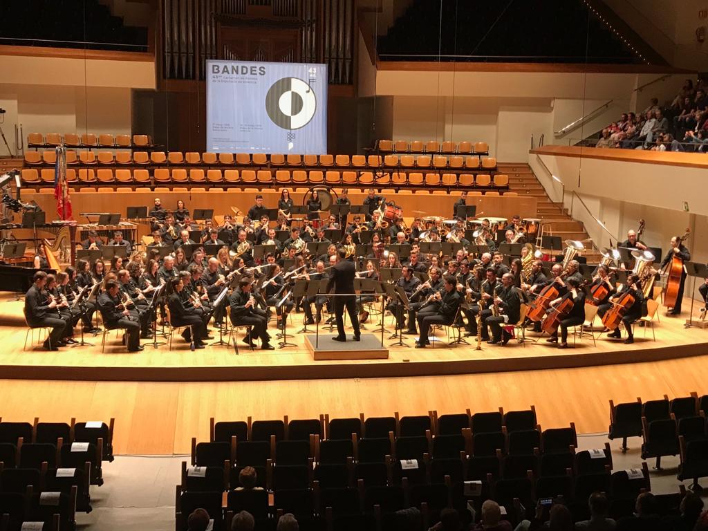 Culturadival's tweet photo. 🎼 El Centre Artístic Musical Santa Cecília de Foios interpreta les peces '1889 la Filarmónica', el pasdoble 'María Teresa Medina' i l'obra 'El jardín de las Hespérides' en la seua actuació de secció especial al Certamen de @BandesDival que es celebra al @palaumusicavlc 🎹 https://t.co/3B4uqLaKdr