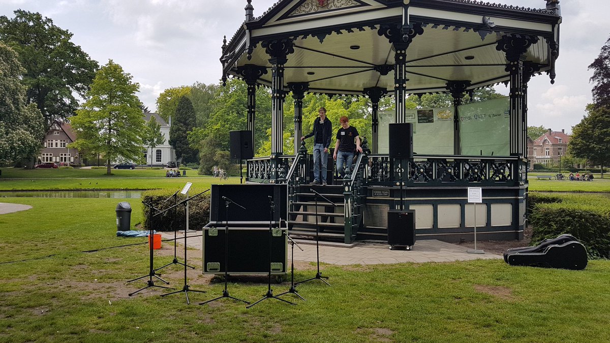 MOranjepark's tweet photo. Druk zijn bij de muziektent in het oranje park voor het eerste zondagmiddagconcert van het seizoen! Stadsdichter Aad van der Waal geeft de aftrap ! https://t.co/sJVZX9Vxry
