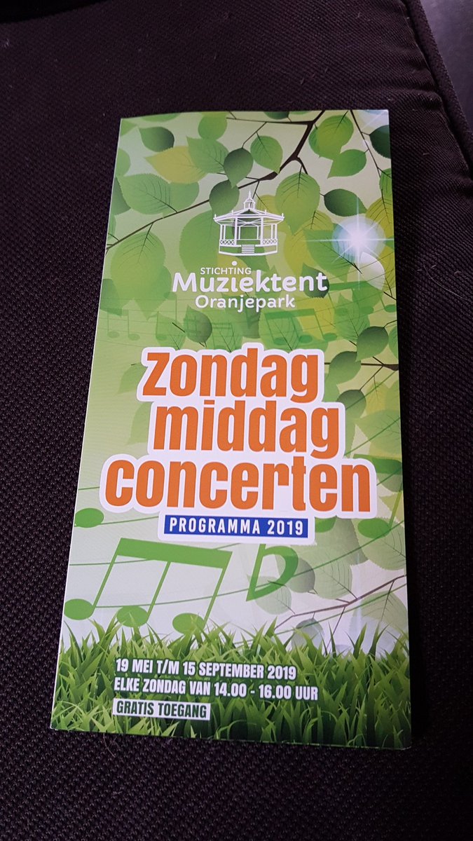 MOranjepark's tweet photo. Druk zijn bij de muziektent in het oranje park voor het eerste zondagmiddagconcert van het seizoen! Stadsdichter Aad van der Waal geeft de aftrap ! https://t.co/sJVZX9Vxry