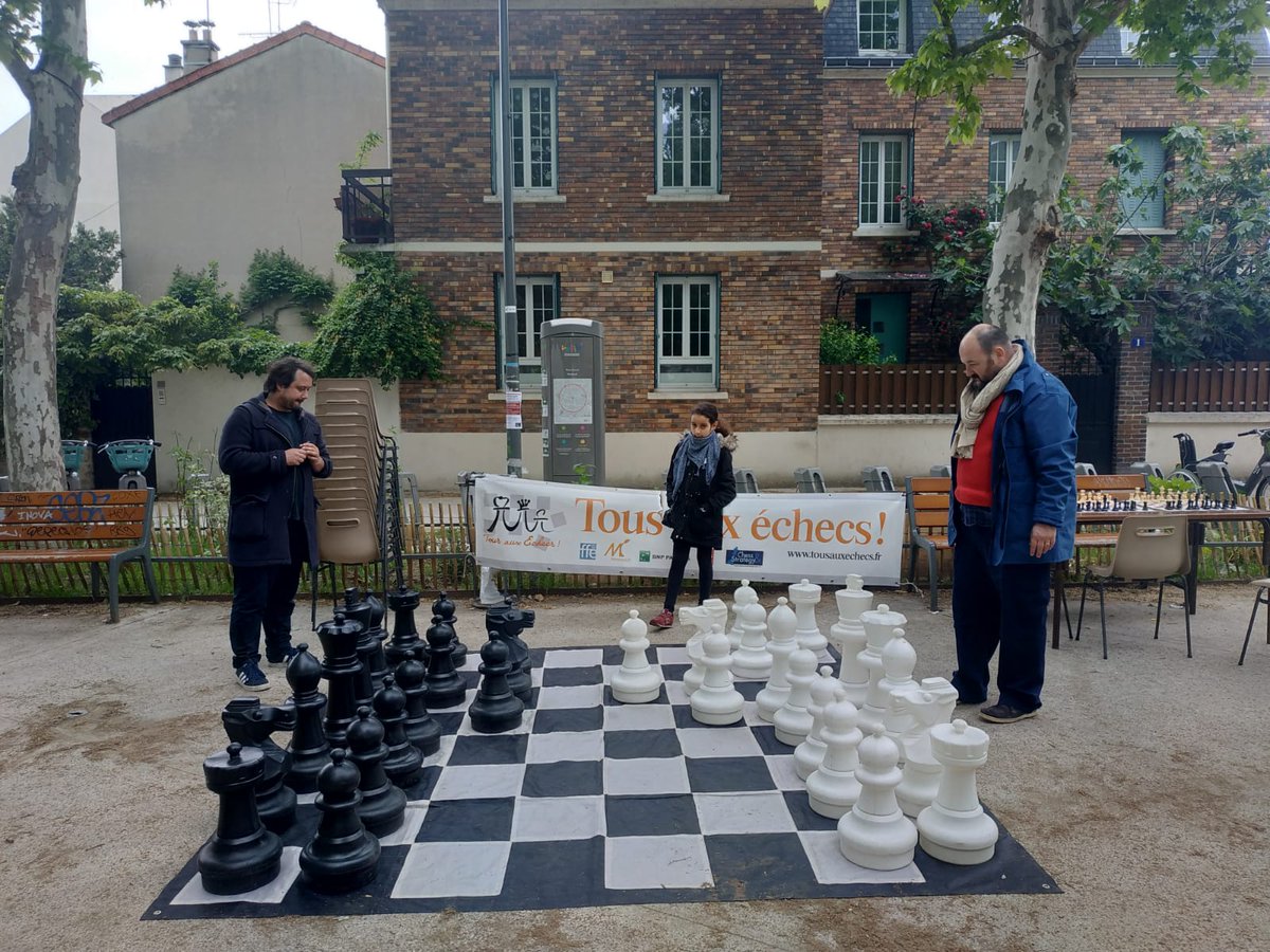 O_Partage's tweet photo. L'association "Tous aux échecs" acceuille les amateurs d'échecs Place Carnot et leur propose de s'essayer à une partie grandeur nature ! #lesroutesdupartage https://t.co/AQvThomoTn