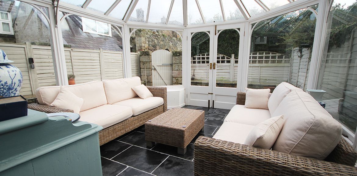 Looking for a cottage for a large group? Village House in Bamburgh takes 8 guests and welcomes #dogs. Amenities include #wifi, Smart TVs, Netflix, courtyard and views of the castle. ow.ly/RHQw30oIbQl