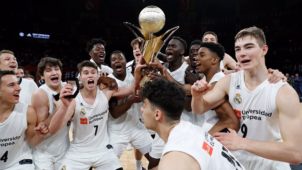 Los jugadores celebran el título.