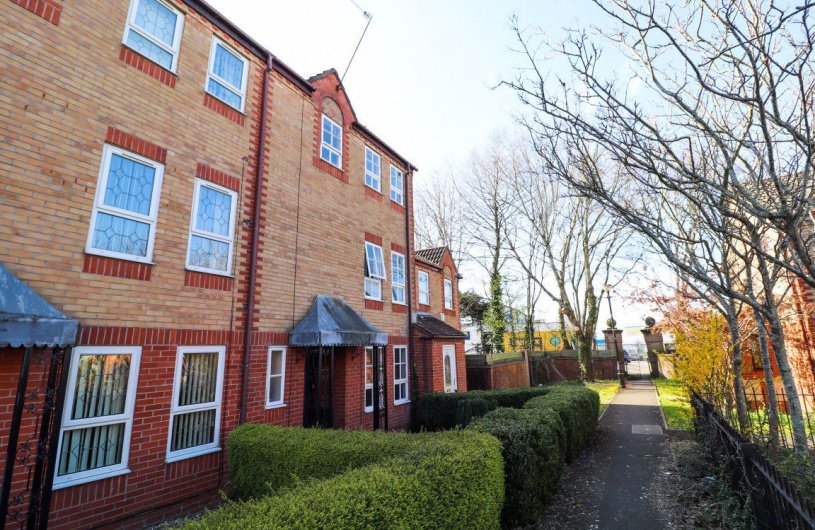 BelvoirCardiff's tweet image. *** AVAILABLE IMMEDIATELY *** 5 bedroom FURNISHED house centrally located in popular City Gardens, Grangetown. This substantial property has large fitted kitchen / diner..

To Let: £1200 pcm + fees

Read more at belvoir.co.uk/properties/123…
#ToLet #FiveBedroom #Cardiff